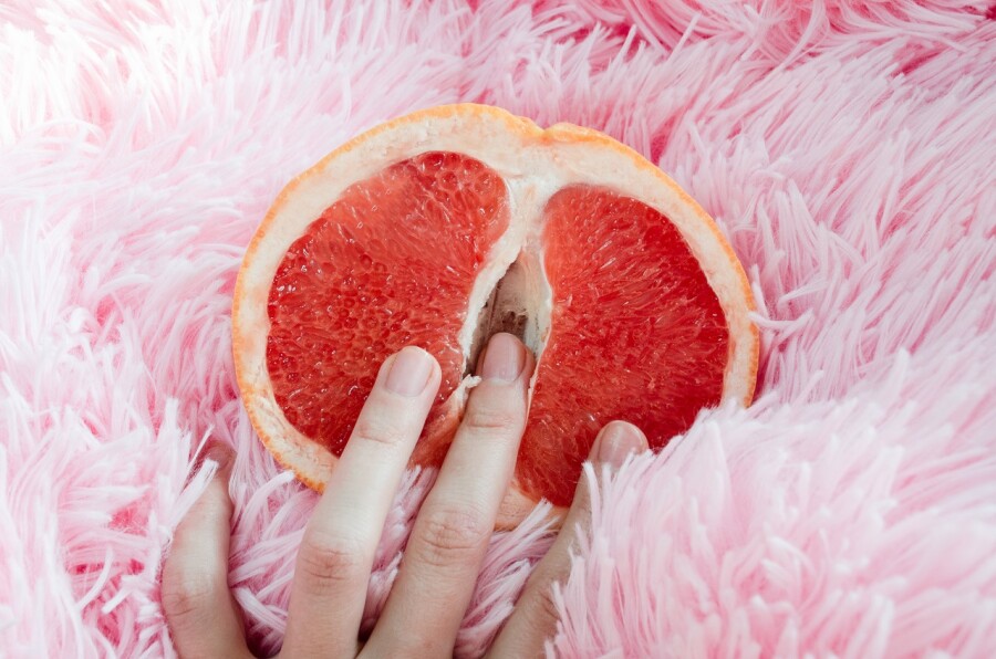 пальцы в грейпфруте