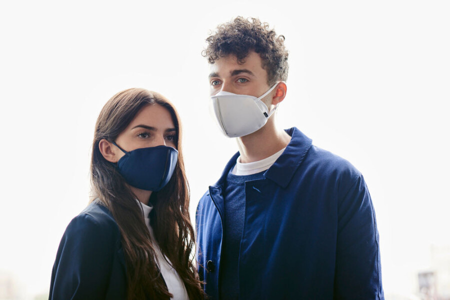 парень и девушка в защитных масках
