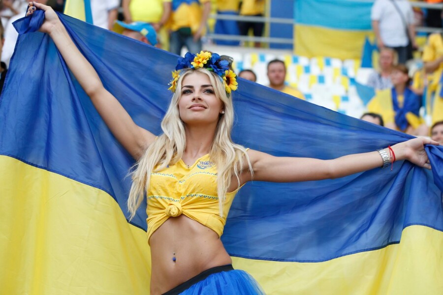украинка с флагом улыбается