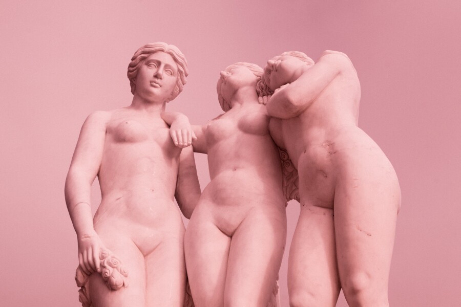 статуи женщин