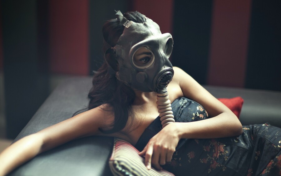 девушка в маске