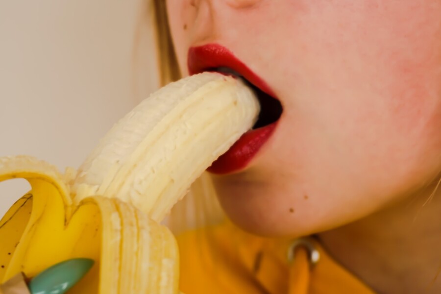 банан во рту
