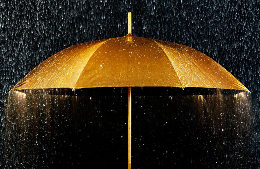 золотой зонтик и дождь