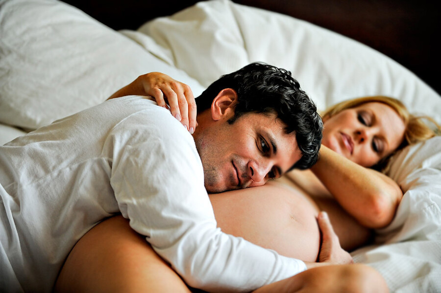беременная девушка с парнем в кровати