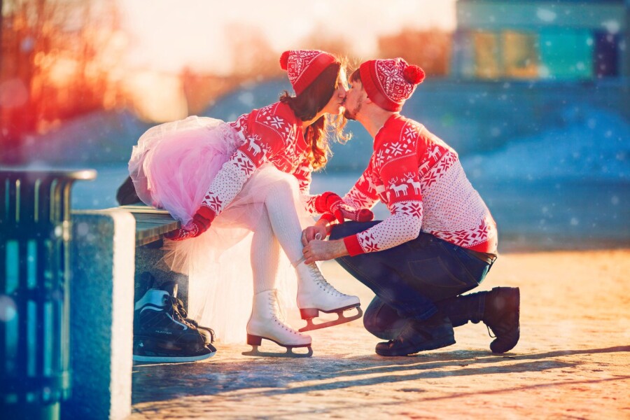 романтичная пара с коньками