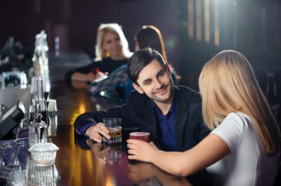 Как правильно знакомиться в баре: советы от барменов