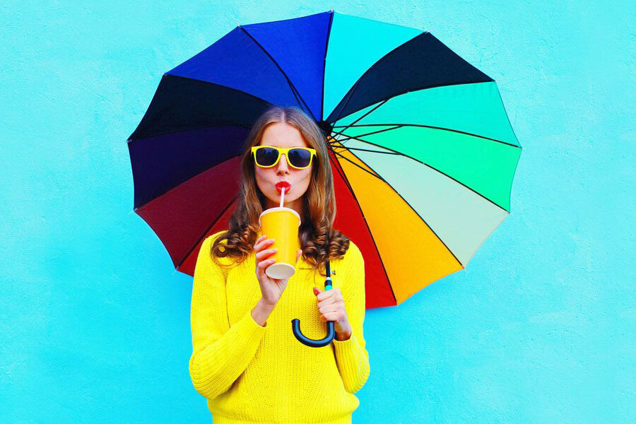 девушка с разноцветным зонтиком