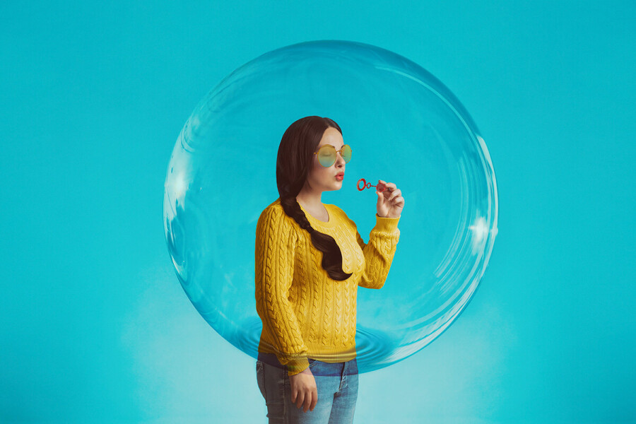 девушка в мыльном пузыре
