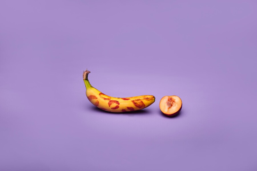 банан и половинка персика