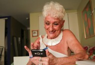 83-летняя бабуля ищет себе мальчиков в Тиндере