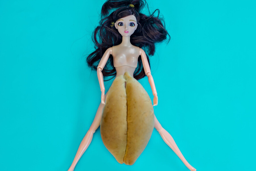 кукла с печеньем между ног