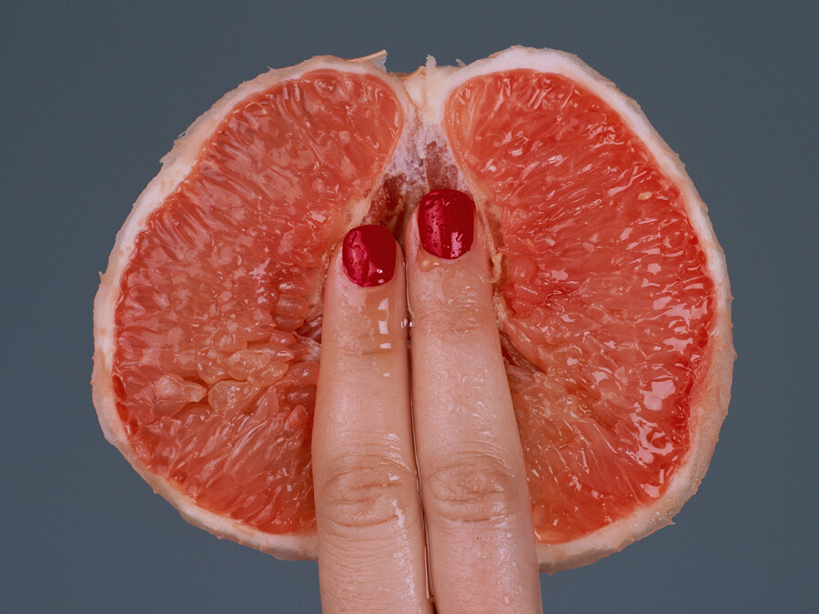 пальцы на грейпфруте