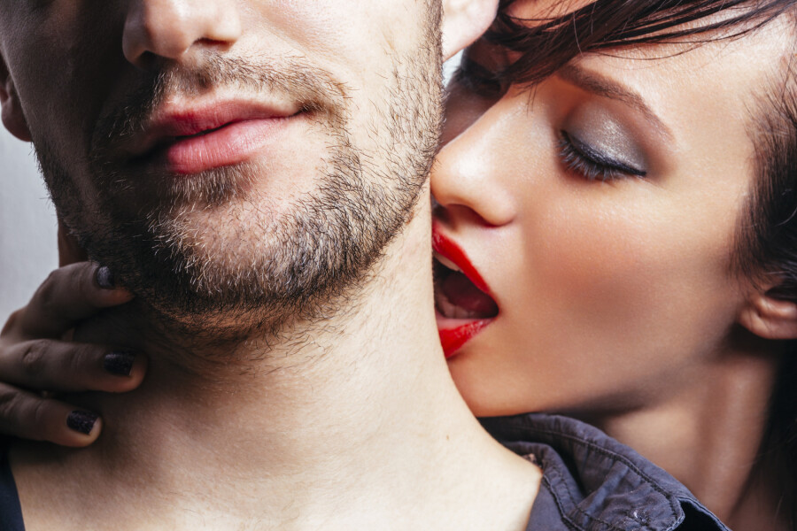 девушка целует парня в шею