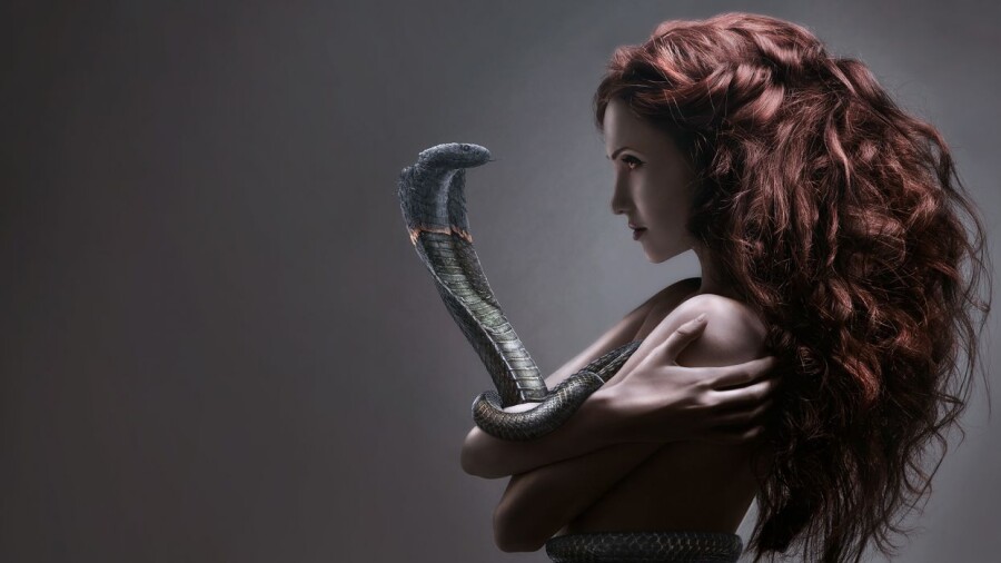 женщина со змеей