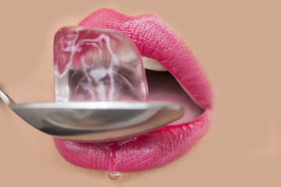 сексуальные губы и лед