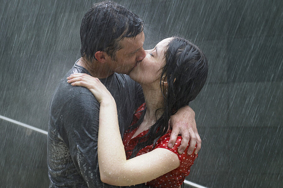 пара целуется под дождем