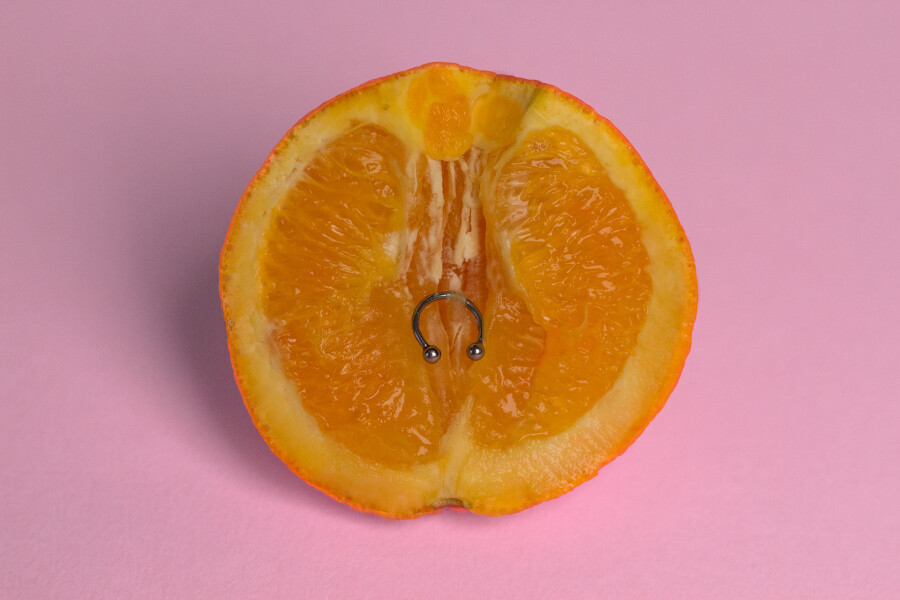 апельсин с пирсингом