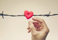 Зависимость в отношениях – как ее избежать и сохранить себя?