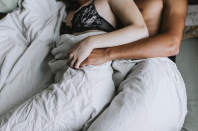 Девушка трахает спящего парня: 3000 лучших порно видео