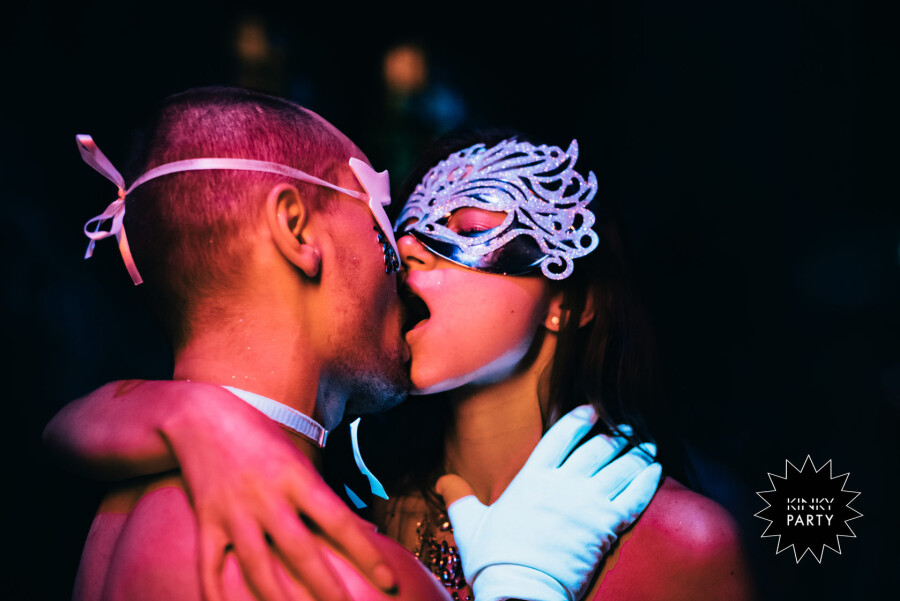 пара целуется на секс-вечеринке