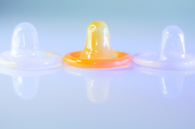 Как правильно надевать презерватив в темноте