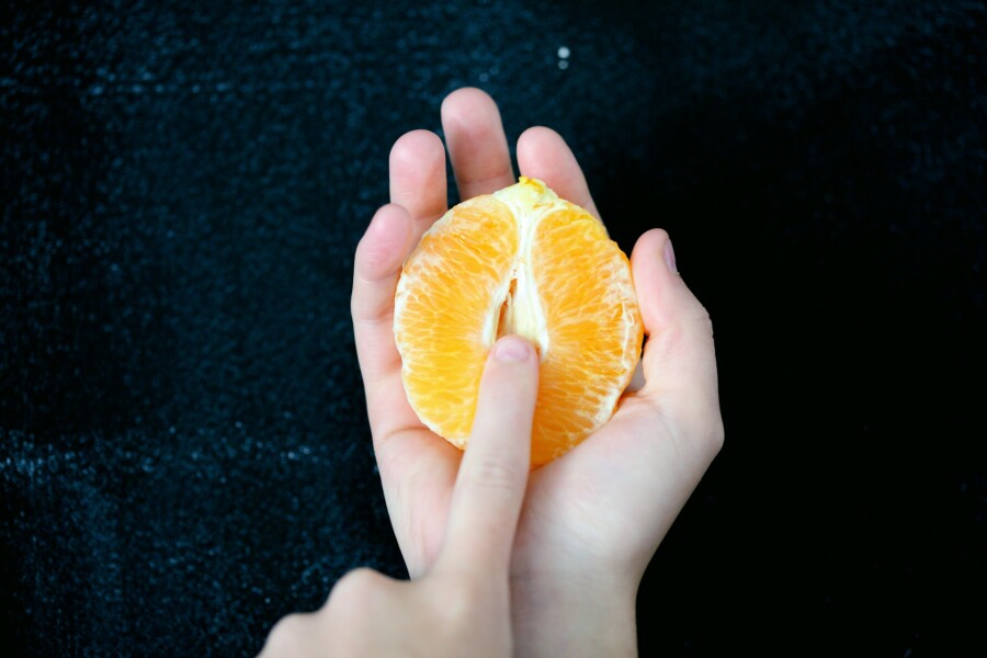палец в апельсине