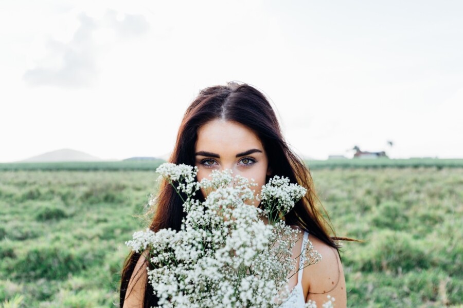 девушка в цветах в поле