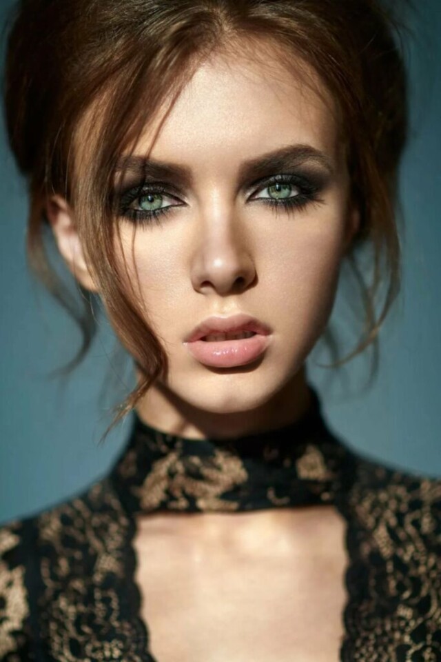 девушка с зелеными глазами