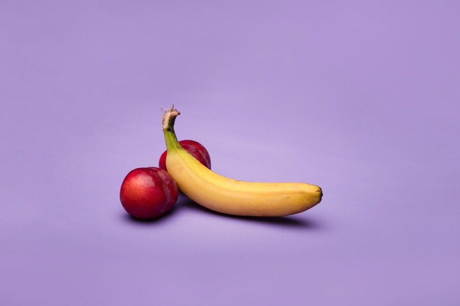 банан между сливами