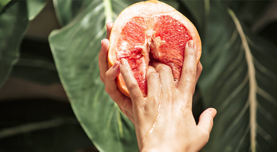 пальцы в спелом грейпфруте