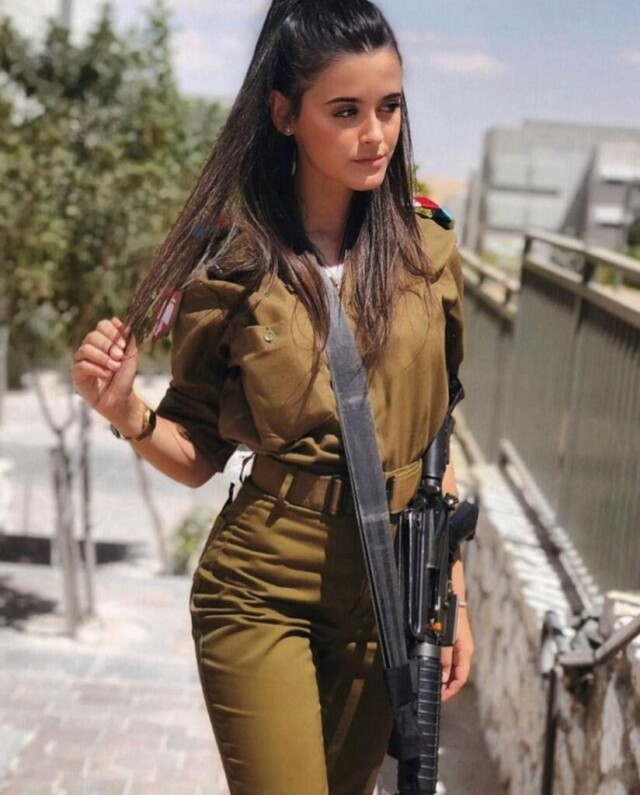 девушка в военной форме