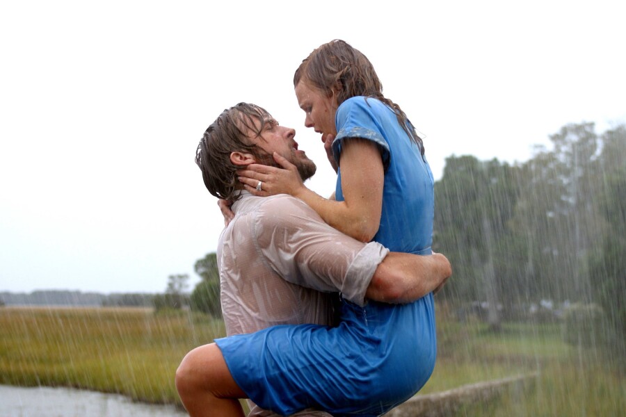 пара целуется под дождем