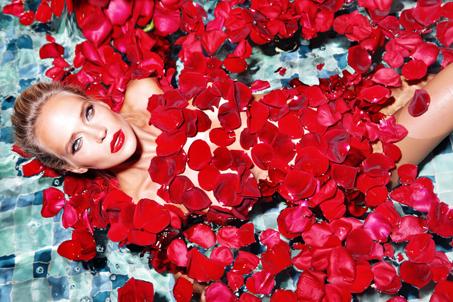 девушка в бассейне с лепестками роз