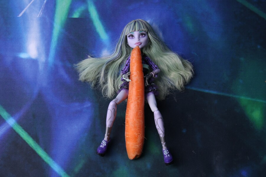 куколка с морковкой