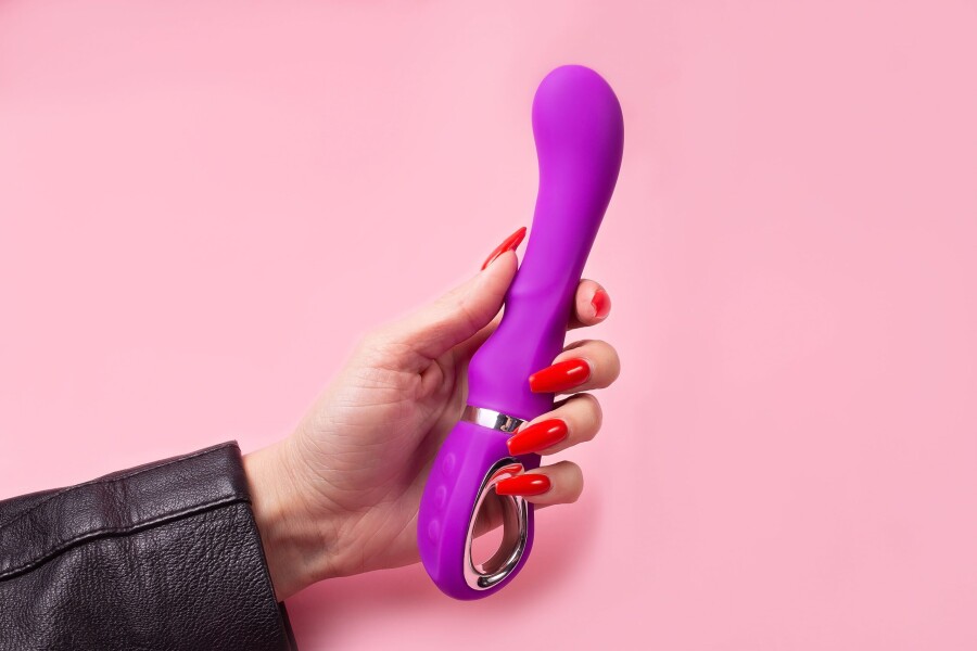 секс-игрушка в руке