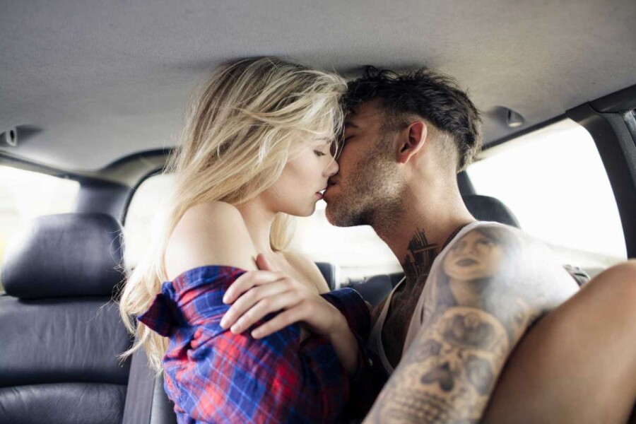 пара целуется в машине