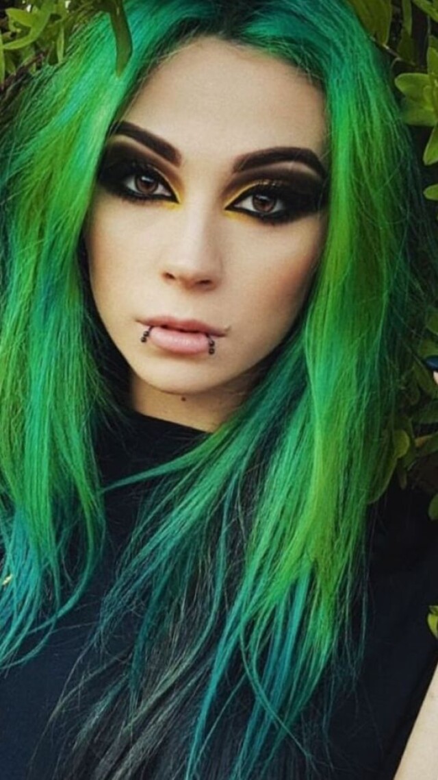 фото девушка с зелеными волосами