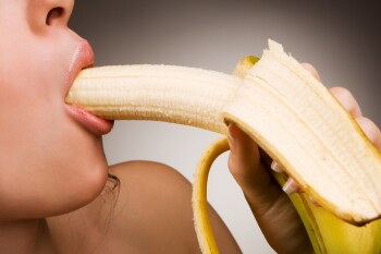 Бананы полезно ежедневно употреблять в пищу людям, склонным к депрессии и при стрессах
