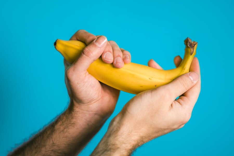 банан в руках парня