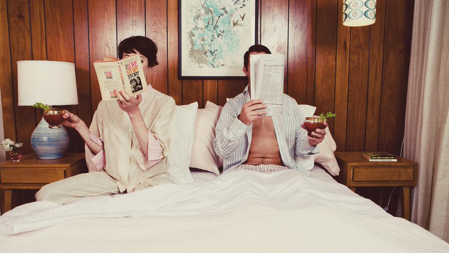 пара читает книги в постели
