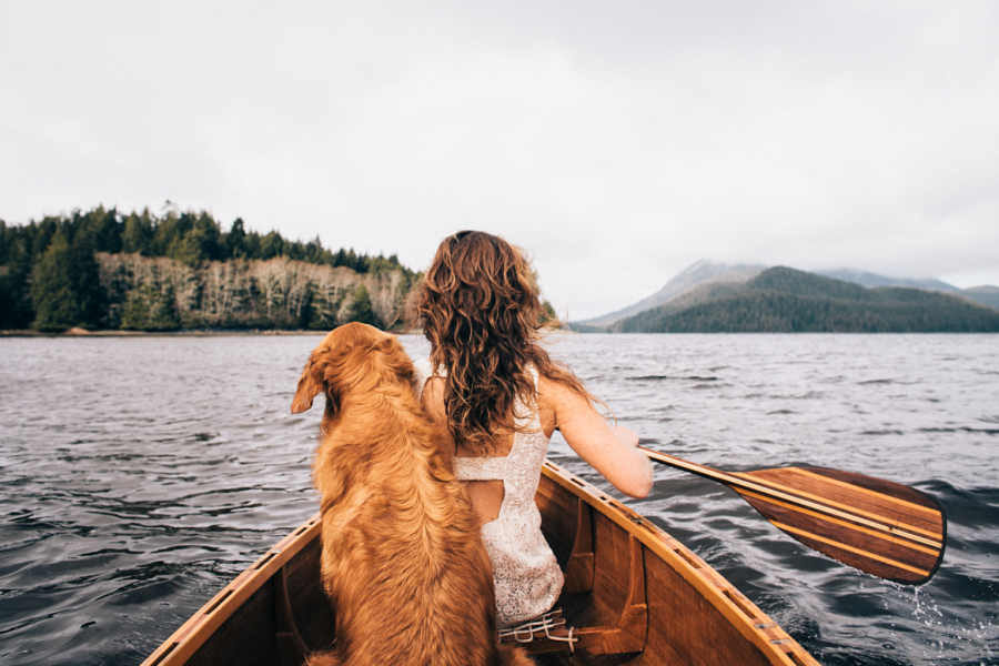 девушка с собакой на лодке