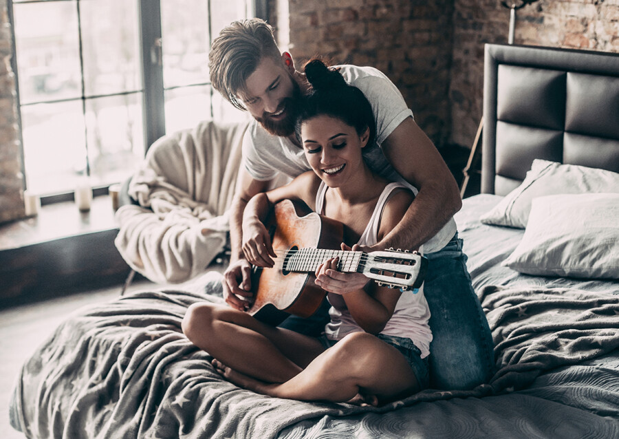 парень с девушкой с гитарой