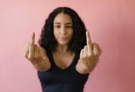 Почему мы зависим от чужого мнения и как от него защититься?