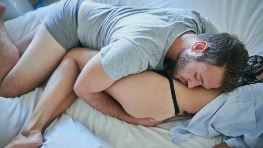 парень обнимает девушку в постели