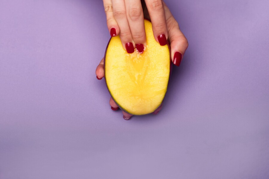 пальцы на фрукте