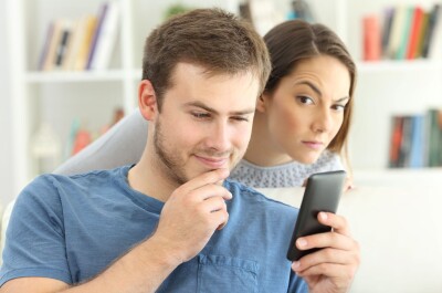 Что предпринять, если партнер лазит в твоем телефоне?