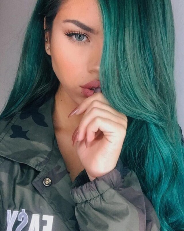 фото девушка с зелеными волосами
