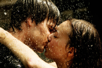 Секс под дождём на балконе: безопасность, тепло, ритм