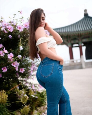 Женщины в обтягивающих джинсах (100 фото)