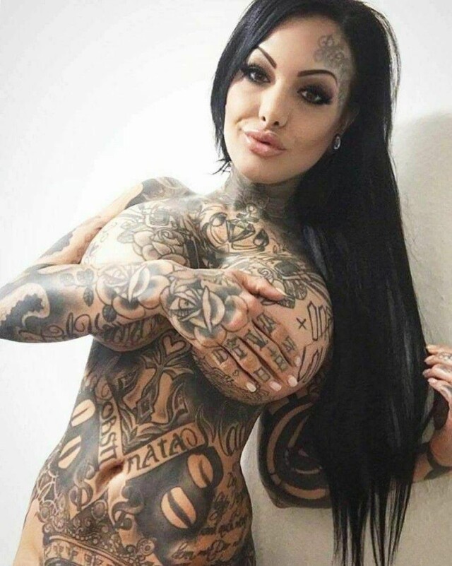 Девушка с татуировками